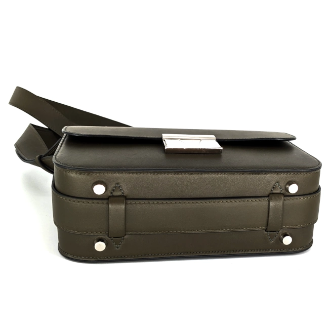 Pochette téléphone haut de gamme personnalisable détail bandoulière. Fabrication artisanale à Quimper