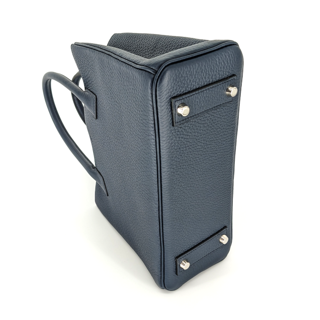 Sac à dos haute maroquinerie en cuir noir. Vue de profil. Fabrication artisanale à Quimper