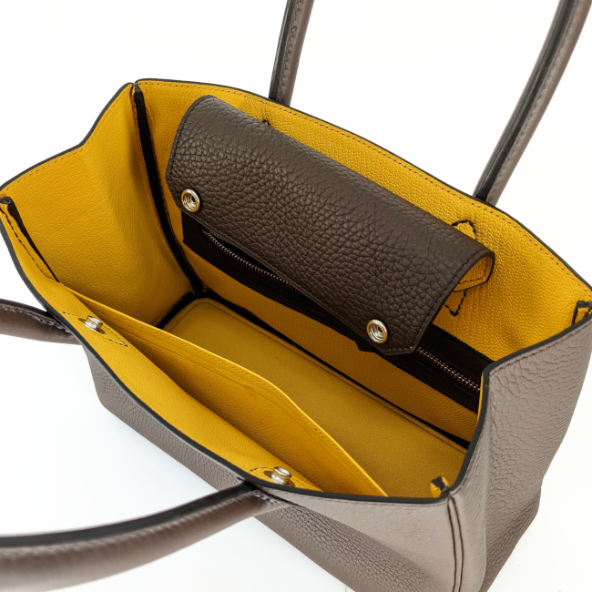 Sac à dos haut de gamme en cuir fabriqué artisanalement à Quimper. Vue intérieur cuir gold