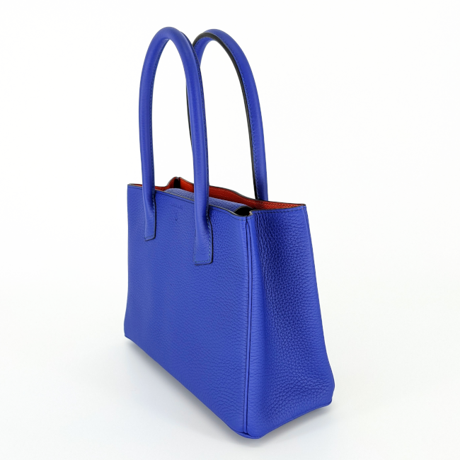 Sac à dos haute maroquinerie en cuir noir. Vue de profil. Fabrication artisanale à Quimper